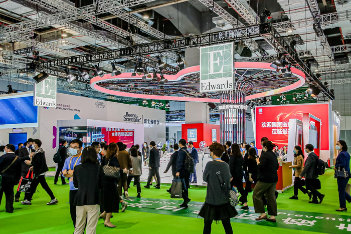 第四届进博会爱德华生命科学展台