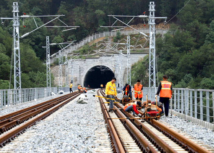 职工正在珞璜东站至南彭站区间进行线路精调作业             罗浪 摄    