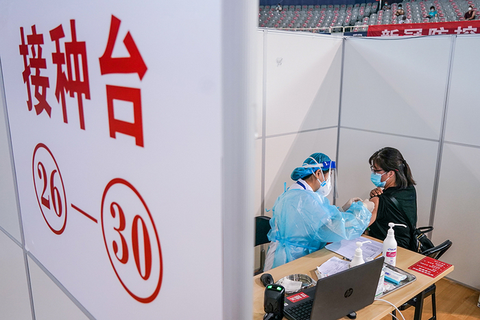 2021年8月2日，市民在南京市鼓楼区五台山体育中心新冠病毒疫苗集中接种点接种疫苗。新华社 图