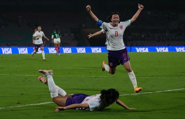 首轮比赛，中国队2比1击败墨西哥队。图片来源：新华社