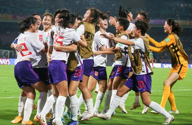 首轮比赛，中国队2比1击败墨西哥队。图片来源：新华社