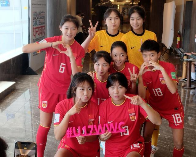比赛开始前，中国U17女足在酒店拍摄“定妆照”。图片来源：新华社