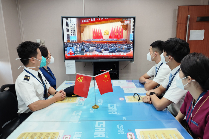 南方航空员工在观看学习开幕会。南方航空供图