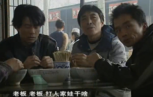 而董雷逃窜半路后的折返行为,也有了「人味儿」.
