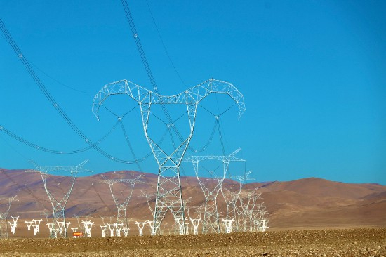 西藏阿里联网工程“岗巴羊”景观塔（图源：国网西藏电力有限公司）