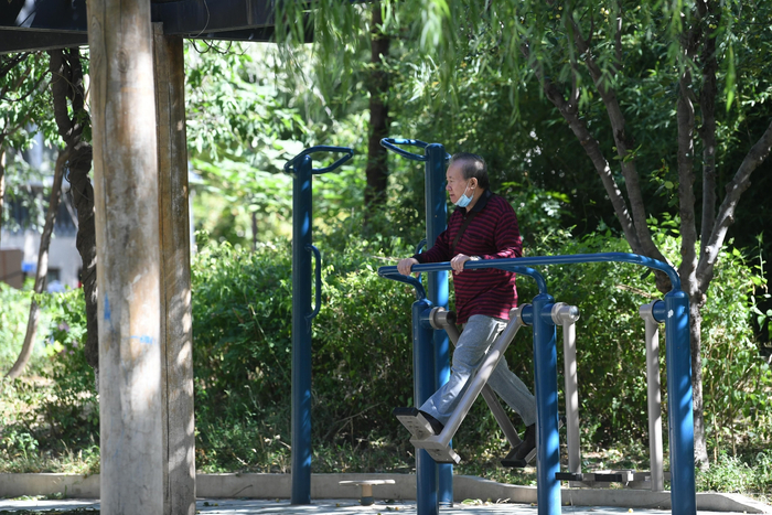 ▲2022年9月23日，北京昌平区龙泽苑社区内，老人在锻炼身体。 新京报记者 王颖 摄