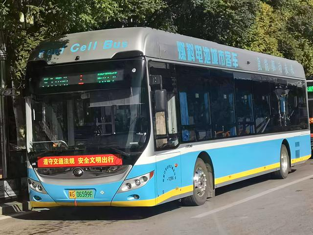 停靠在站点的氢燃料电池公交车。 张家口市委宣传部 供图