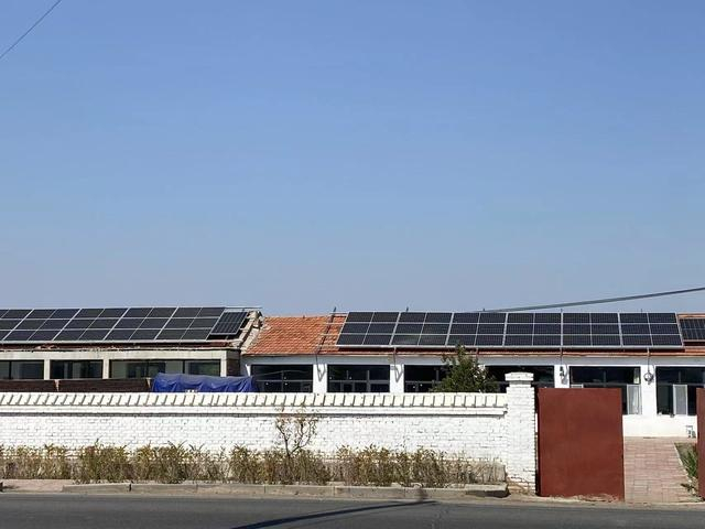 张家口张北县油篓沟镇张号营村居民家的屋顶装上了光伏发电装置。澎湃新闻记者迪娜尔 摄