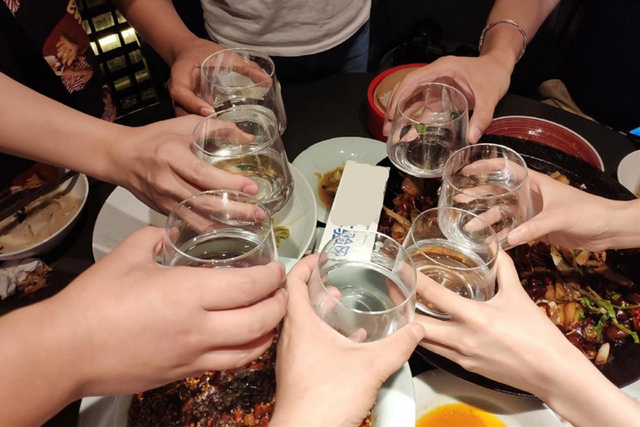 酒桌上你知道怎样敬酒吗?掌握这3个技巧,定能在酒桌上运筹帷幄