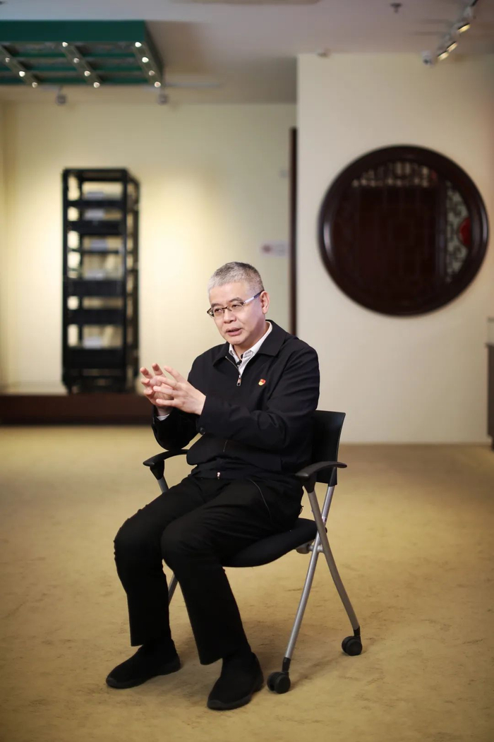 ▲胡伟武在接受采访。新京报记者&nbsp;王嘉宁&nbsp;摄