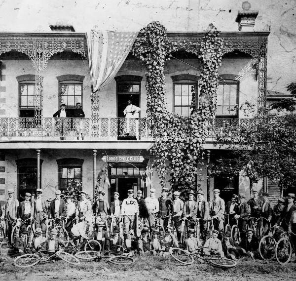 德克萨斯州休斯顿的“罗德自行车俱乐部”（1897 年）。 维基百科 图