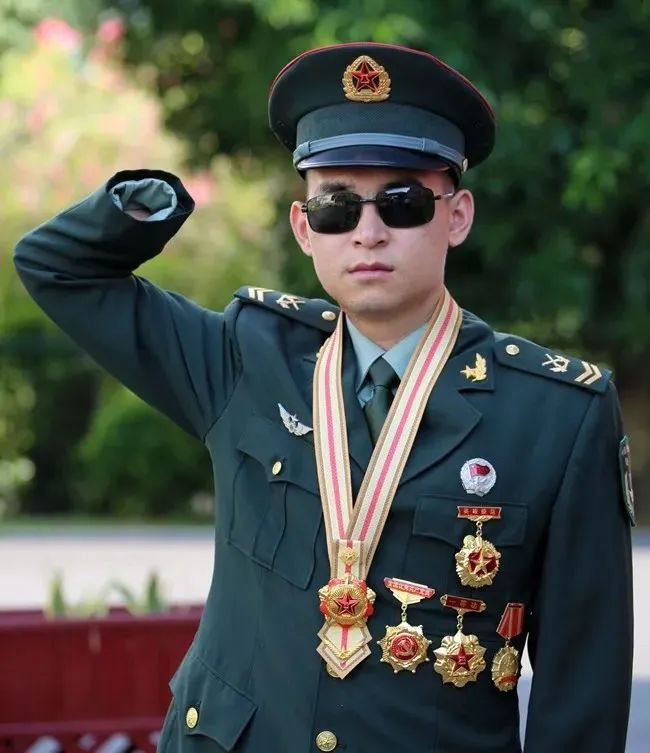 现场!“八一勋章”喜报送达杜富国家乡