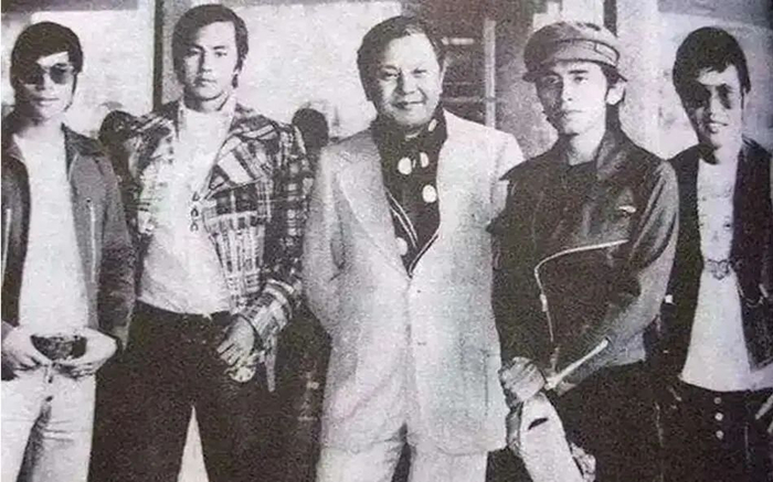他敢和李小龙约架,是词曲界的无双匠人|徐克|霑叔|倪匡|顾嘉辉|张彻_新浪新闻