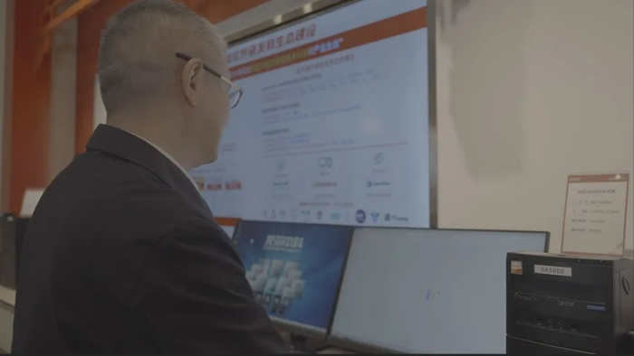 ▲2022年9月30日，胡伟武在公司展厅向记者介绍公司产品。新京报记者 吴瑜 摄