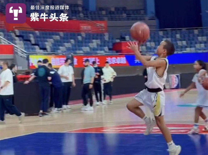 　科比惹在CBA揭幕战前展示球技