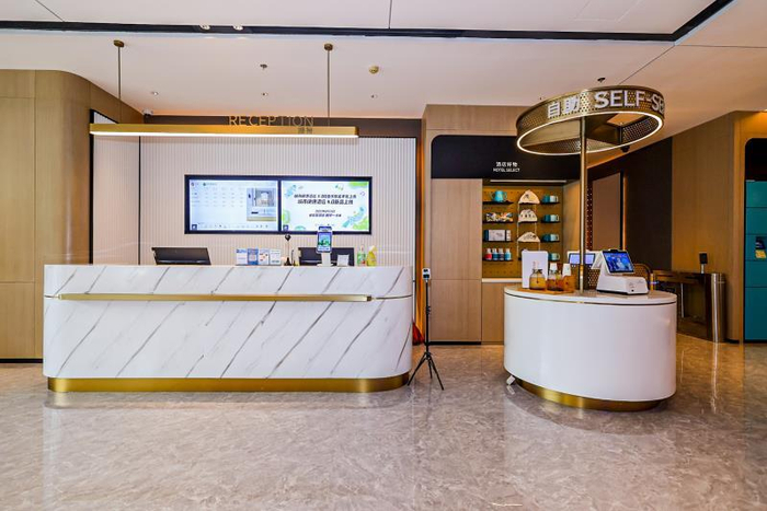 程新华在业内率先提出“很香很冷很热情”的服务印记。受访者供图