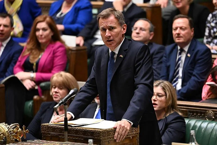 当地时间2022年10月17日，亨特在伦敦下议院向议员们宣布中期财政计划的一部分。图/视觉中国