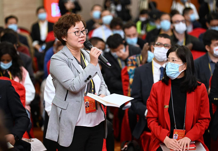 　　新京报记者正在向最高人民检察院党组副书记、分管日常工作的副检察长、一级大检察官童建明提问。新京报记者 陶冉 摄