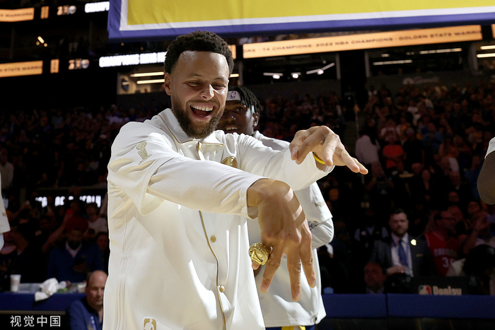 库里展示戒指。