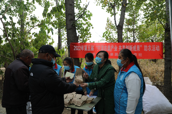 陈山山为村民送桑叶茶。大兴区安定镇供图