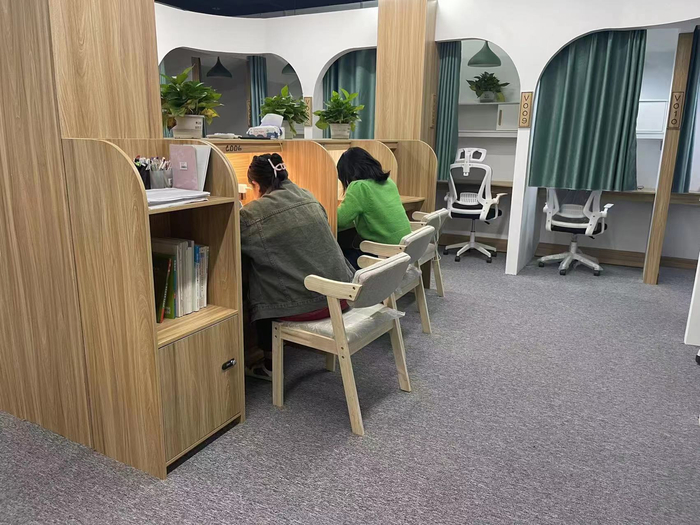 　杨译经营的自习室。