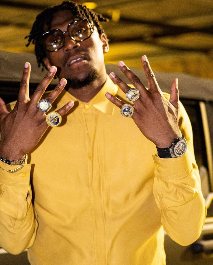 卢尼展示他的戒指。