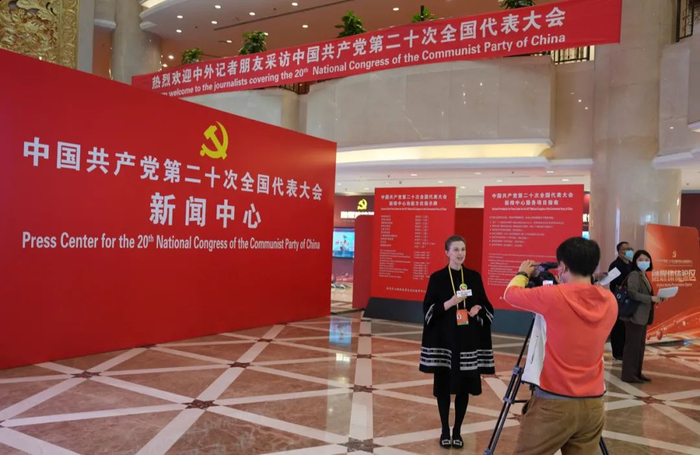 　　10月14日，北京新世纪日航饭店，迪拜中阿卫视记者在中共二十大新闻中心工作。中新社记者 毛建军 摄