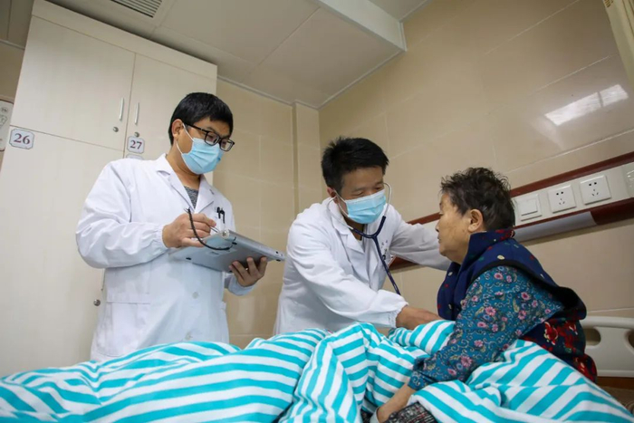 ▲2022年10月2日，安徽省明光市中医院医生在病房查房。图/新华社
