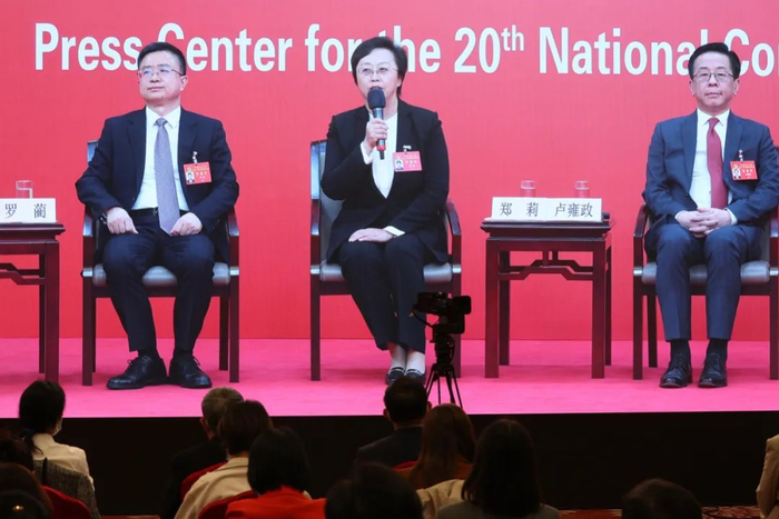 四川省委常委、宣传部部长郑莉（中）通过视频回答记者提问。中新社记者 蒋启明&nbsp;摄