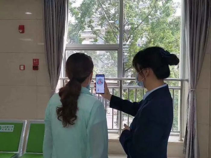 退休人员用手机完成养老待遇资格认证。重庆市人力社保局供图