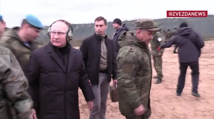 当地时间20日，普京视察动员人员训练情况&nbsp;视频截图