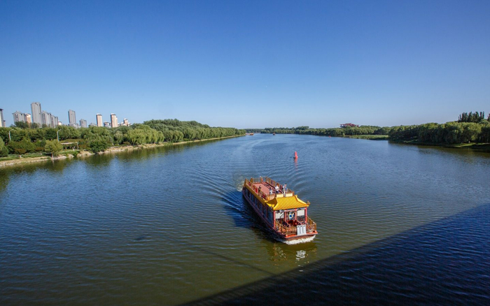 2022年9月1日，北京通州，游船在大运河上行驶。资料图片/新京报记者 王子诚 摄