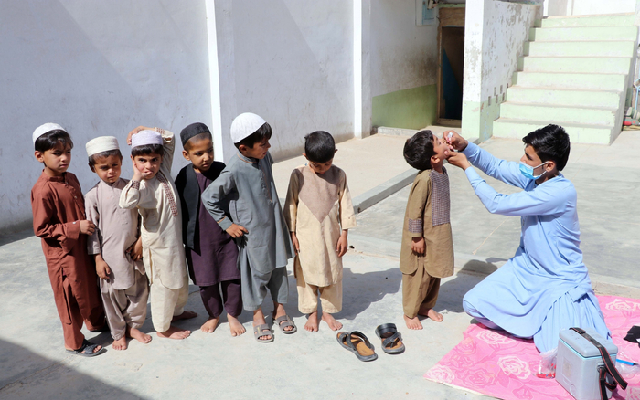 　　当地时间2022年5月23日，阿富汗坎大哈，卫生工作者挨家挨户开展脊髓灰质炎疫苗接种活动，儿童在接种脊髓灰质炎疫苗。图/IC photo