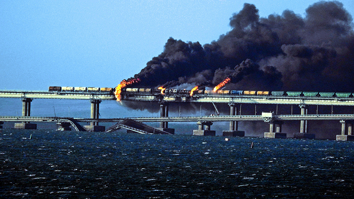 　当地时间2022年10月8日，克里米亚大桥起火，黑烟滚滚。视觉中国 图