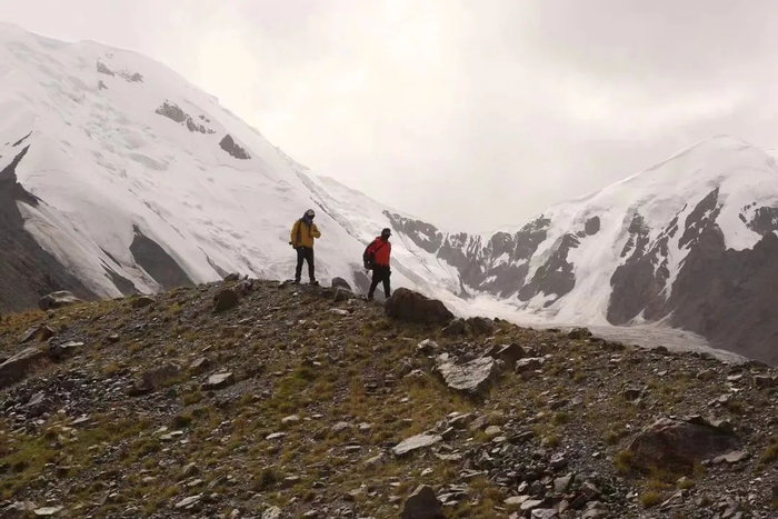 ▲阿旺久美和同事在阿尼玛卿山做雪豹监测调查。受访者供图