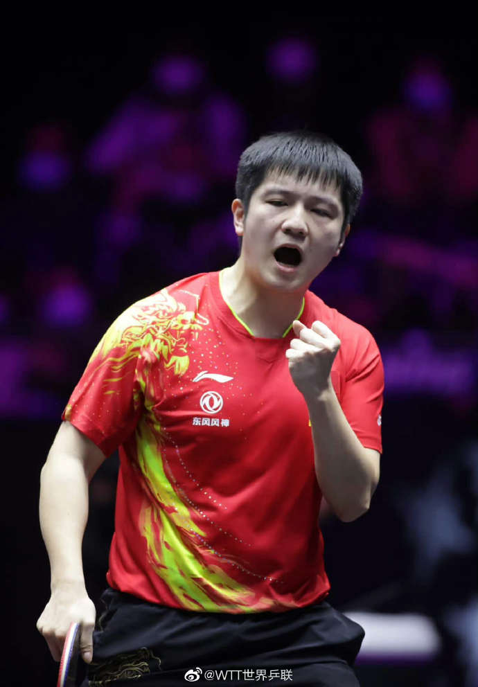 樊振东在比赛中。