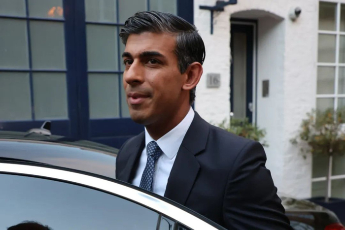 当地时间2022年10月24日，英国伦敦，英国前财政大臣苏纳克现身。图/IC photo