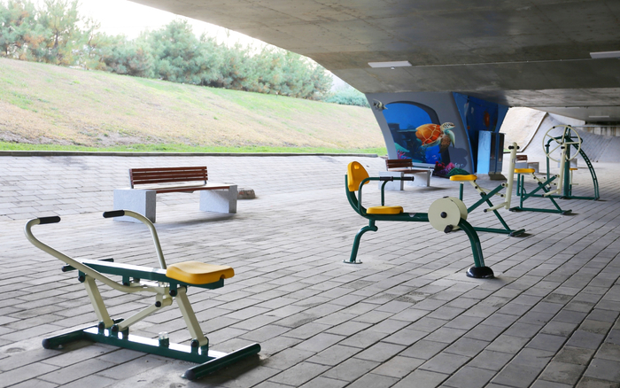 新俸伯桥下绘画及健身器材。受访者供图