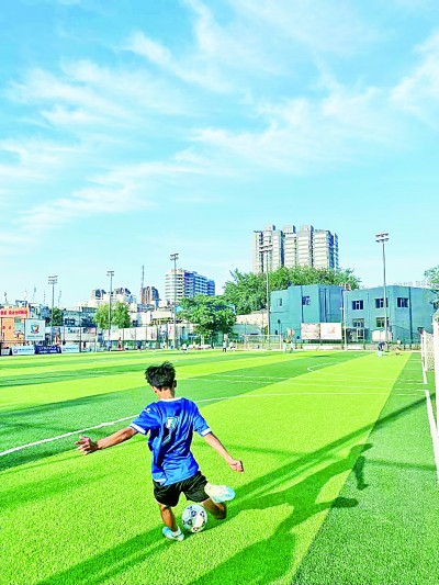 杨博渊在进行足球训练。受访者供图