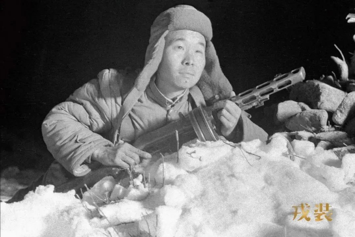 △1950年12月，志愿军第27军80师战士在长津湖地区严阵以待。