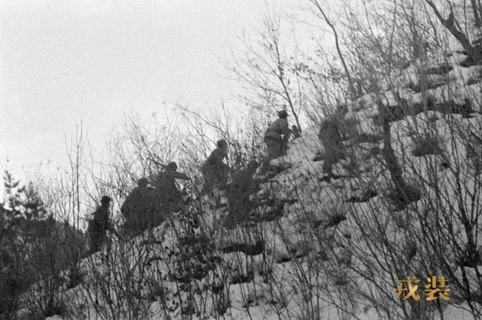 △1950年12月，志愿军第27军80师向长津湖地区运动。