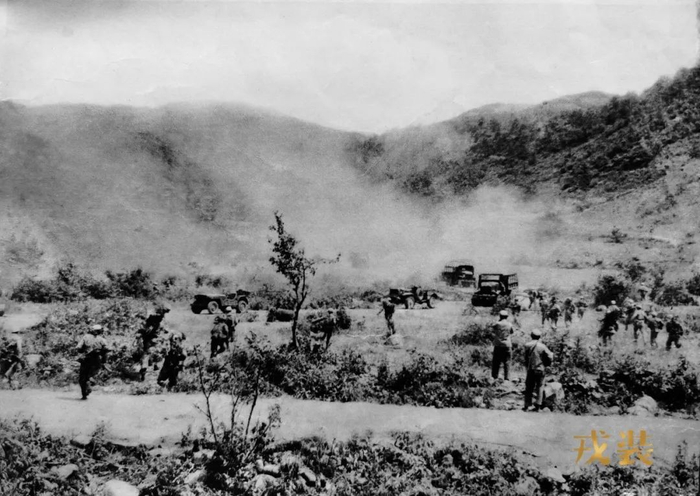 △1951年7月，志愿军第27军和朝鲜人民军在县里地区密切协同配合，迅速迂回突破，歼灭了李承晚两个师。