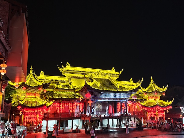 下司古镇的夜晚，显得俗气 本文图均由 叶克飞 摄