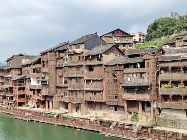 下司古镇江边吊脚楼