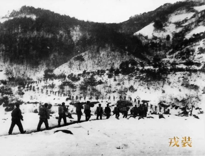 △1950年11月，志愿军第27军跨过冰天雪地的北部山区，向长津湖战役现场前进，迎战向北推进的美国海军陆战队第1师。