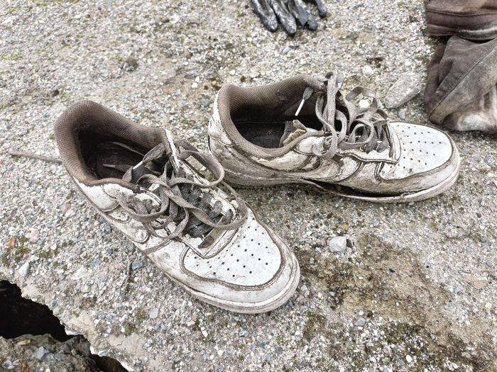  9月30日，猛虎岗现场还遗留着甘宇获救后换下的鞋子，鞋子已经裂开口。新京报记者 吴采倩 摄