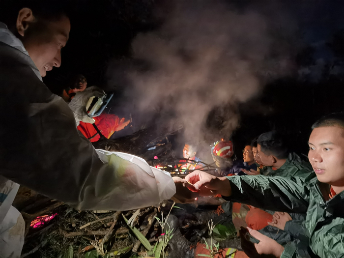  9月10日，中秋节，救援人员在山上分两个月饼，他们还给甘宇留了一小块。受访者供图