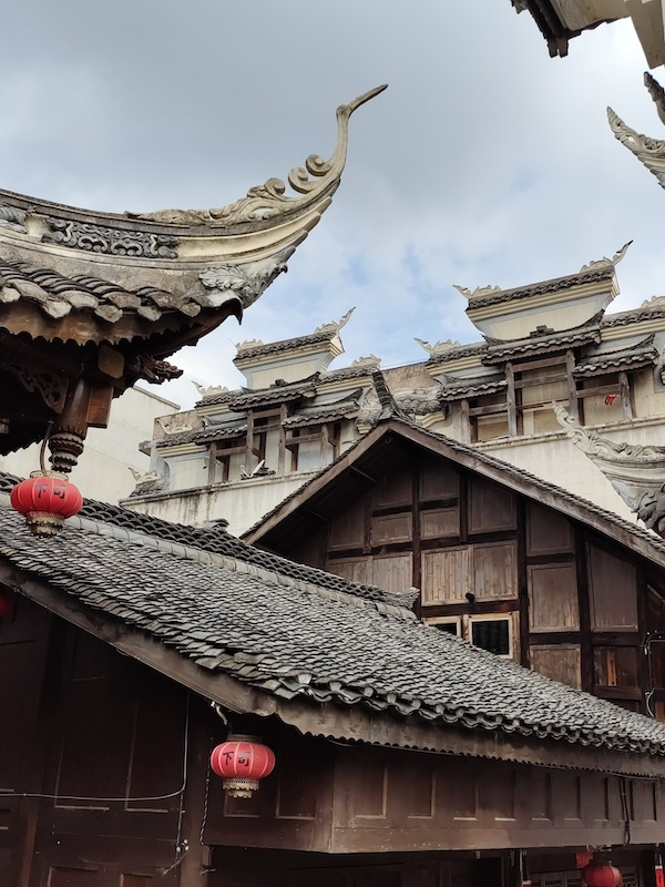 古镇里随处可见的多种建筑交错感