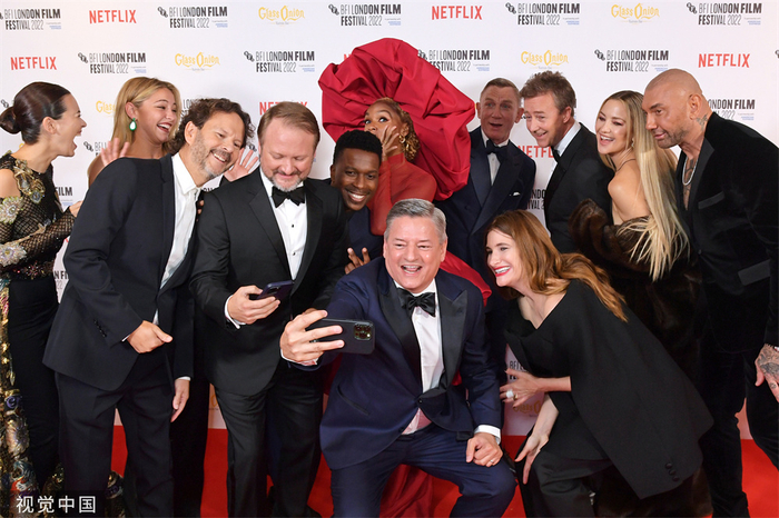 当地时间2022年10月16日，英国伦敦，第66届伦敦电影节闭幕影片《利刃出鞘2：玻璃洋葱》首映，丹尼尔·克雷格携众主创红毯自拍。人民视觉 图