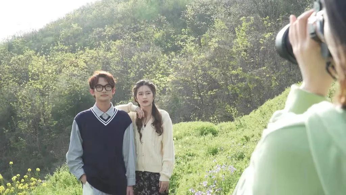 　　2022年3月，南京大学校园恋综《春日邂逅的恋爱》拍摄现场的，节目组在为一对男女嘉宾拍照。受访者供图